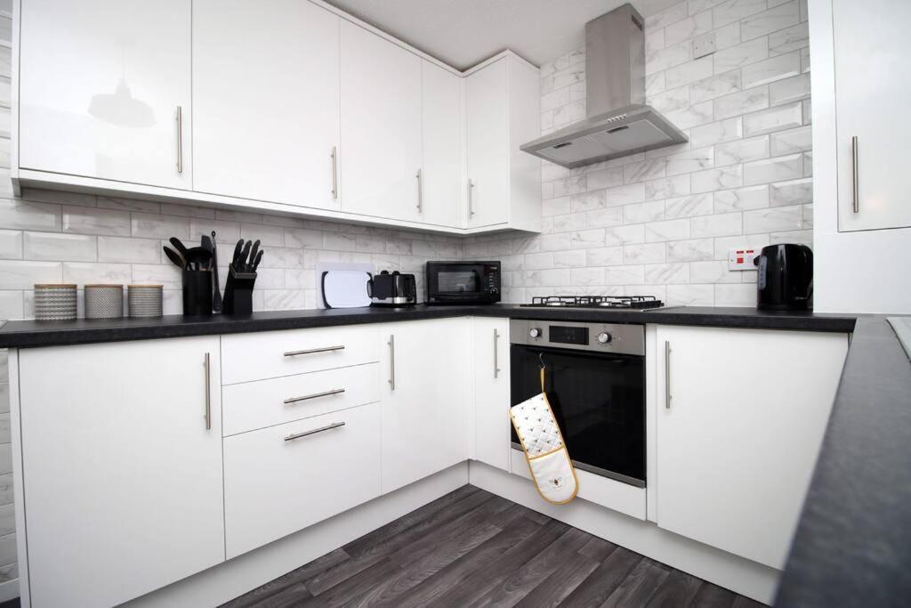 2Bedroom Home- Free Parking, Wi-Fi & Patio- Available For Long Or Short Term Bristol Kültér fotó