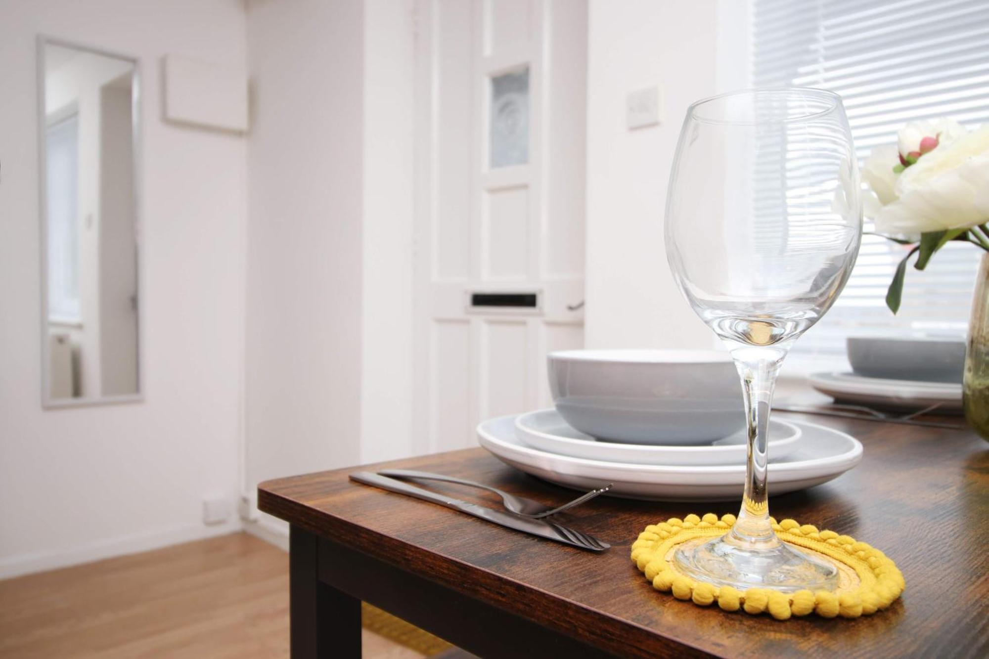 2Bedroom Home- Free Parking, Wi-Fi & Patio- Available For Long Or Short Term Bristol Kültér fotó